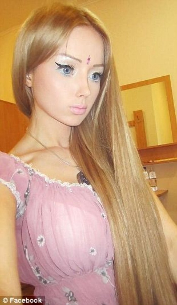 Tại Nga, cái tên Valeria Lukyanova hiện đang được tìm kiến nhiều nhất trên mạng. Và đó chính là tên của cô gái giống hệt búp bê Barbie với thân hình hoàn hảo, nước da trắng, mắt xanh cùng với mái tóc dài màu vàng óng đặc trưng. >>Những nữ sinh đẹp hơn cả búp bê Babie >>PHÁT SỐT VÌ NỮ THẠC SĨ ĐẸP NHẤT TRUNG QUỐC AI ĐẸP HƠN HOTGIRL KIM PHƯỢNG? >>Những nữ sinh diện áo dài đẹp hơn vẻ đẹp xuân thì của Mai Phương Thúy (P36) <<HOTGIRL HỌC V IỆN BÁO CHÍ ĐẸP RẠNG NGỜI TRONG SẮC THU >>Phát sốt vì nữ sinh Trung Quốc đẹp như siêu mẫu >>KINH DỊ LỄ HỘI HÓA TRANG CỦA SINH VIÊN